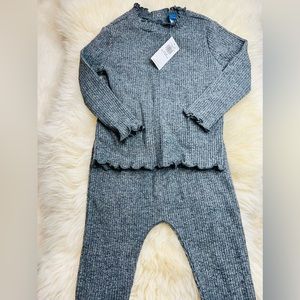 Brand new! Old Navy toddler long sleeve set. Size 12-18 months.